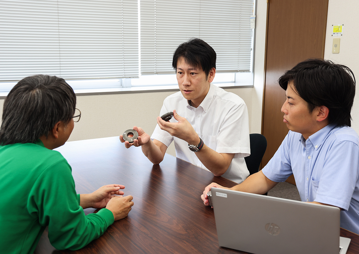会議する社員の写真