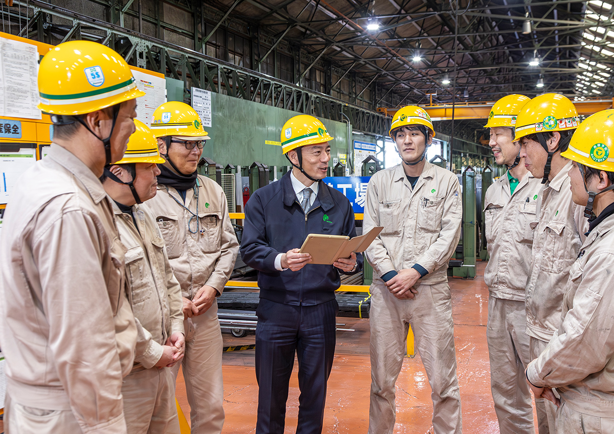 会議する社員の写真