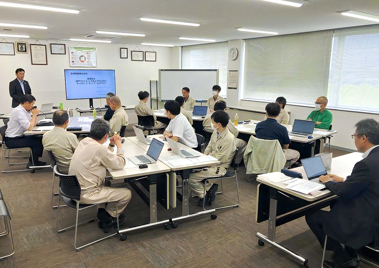 会議する社員の写真