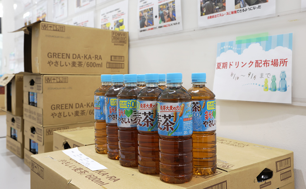 夏季にドリンクを支給