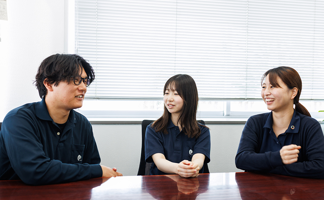 室内で話し合いをしている写真