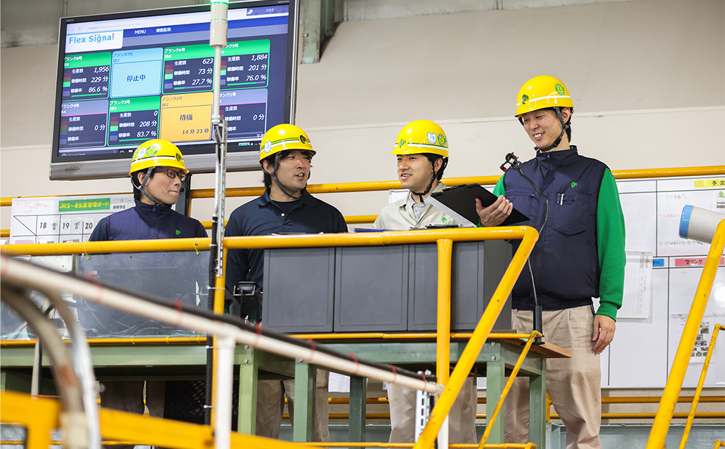 仕事を教えている写真