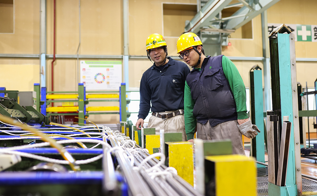 十四山工場で仕事をしている写真