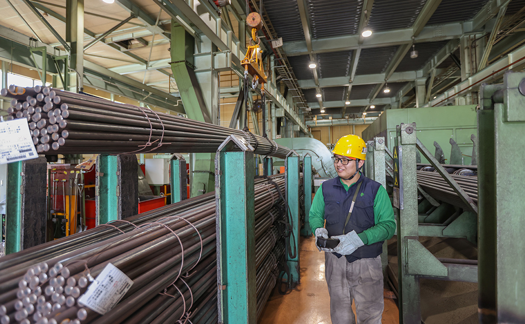 十四山工場で仕事をしている写真