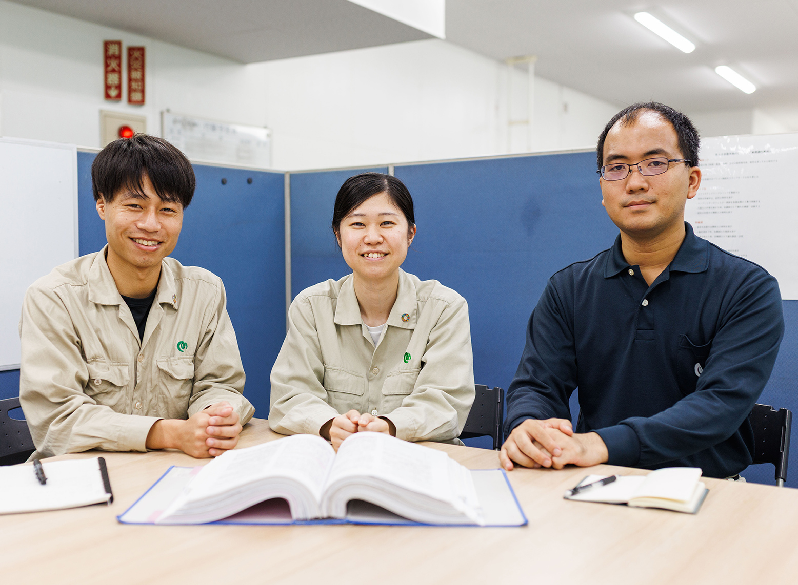 社員が並んでいる写真