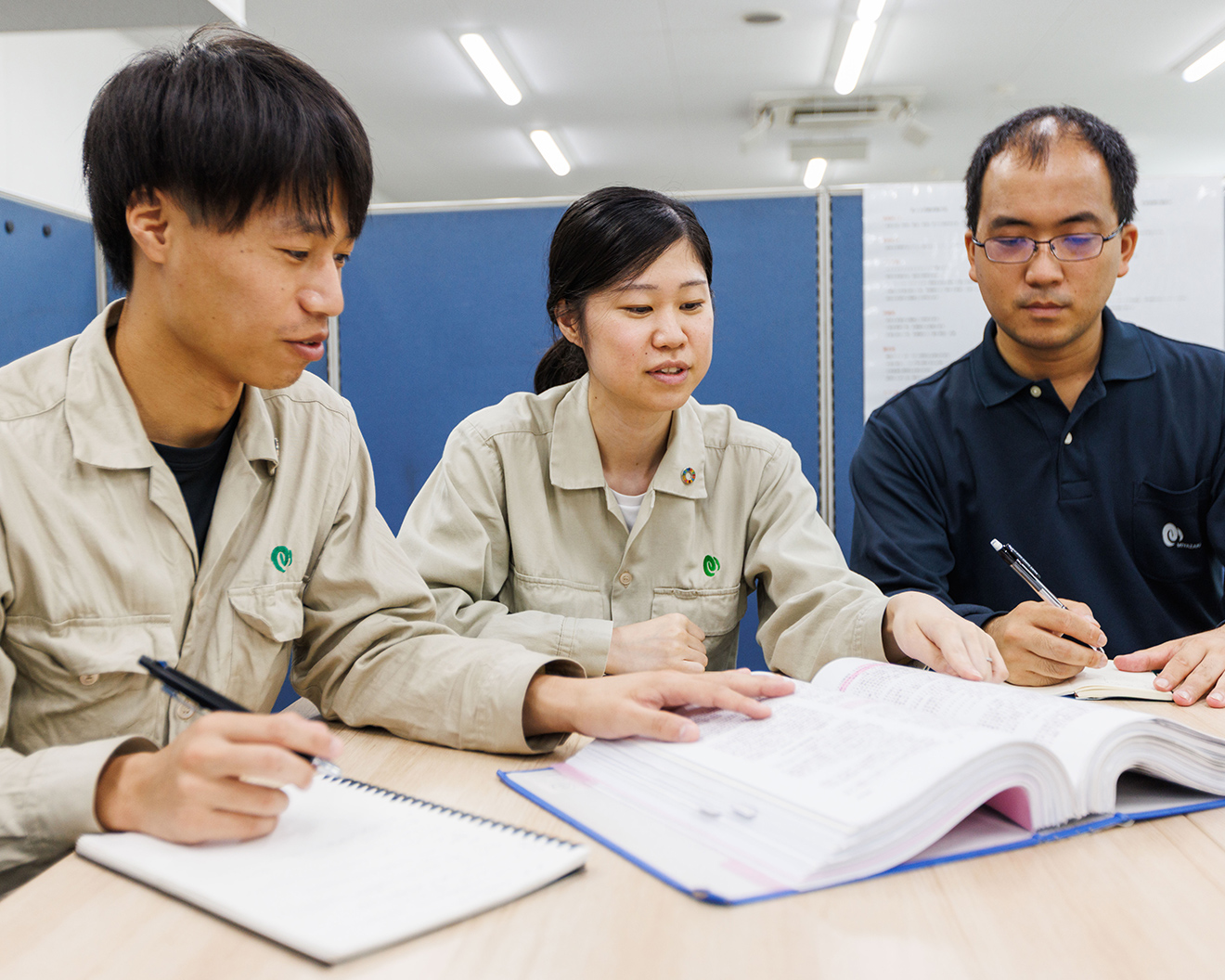 仕事仲間で相談している写真