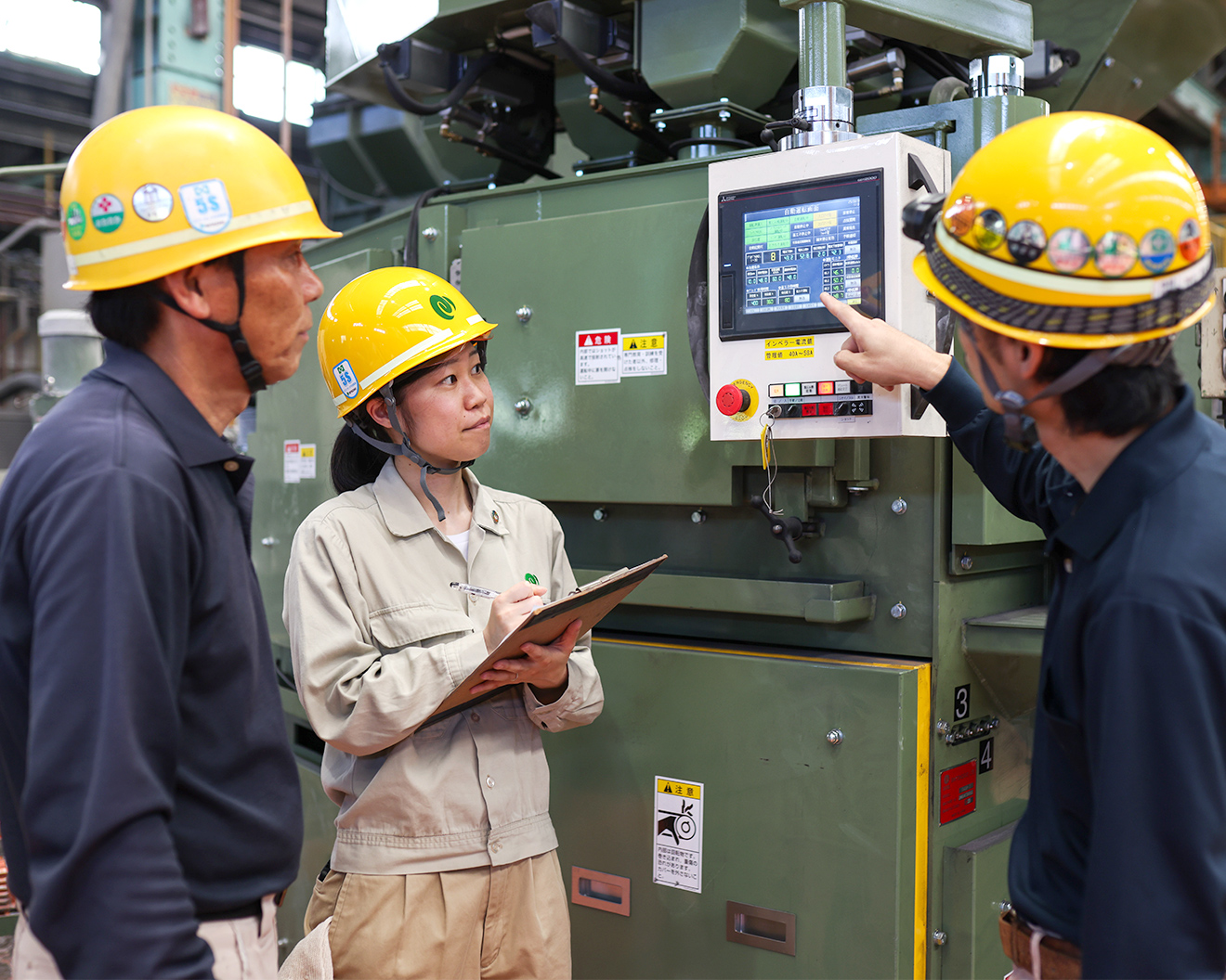 仕事仲間で相談している写真