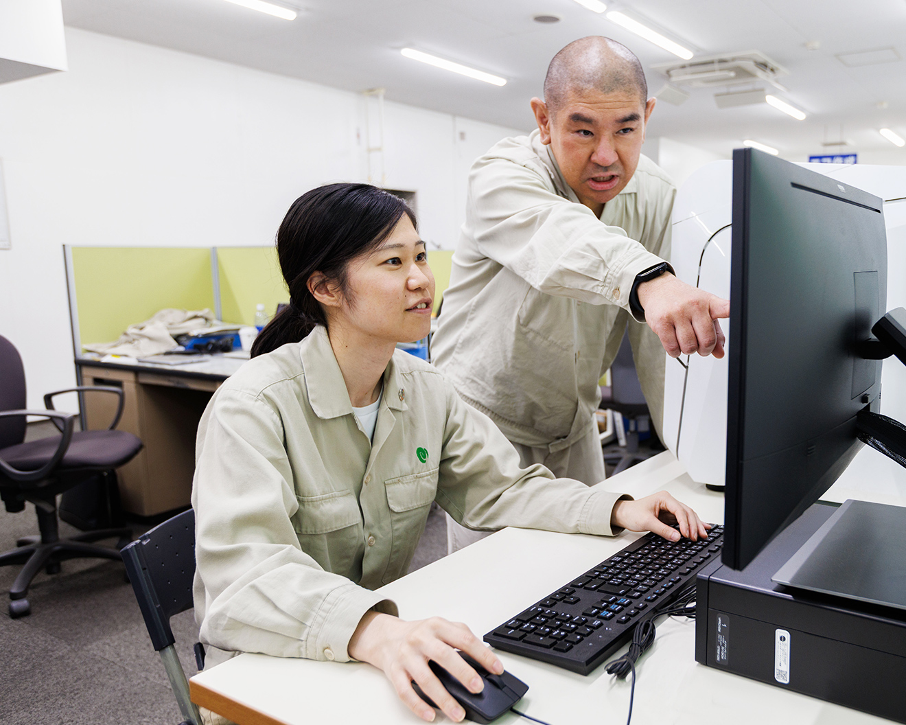 仕事仲間と話し合っている写真