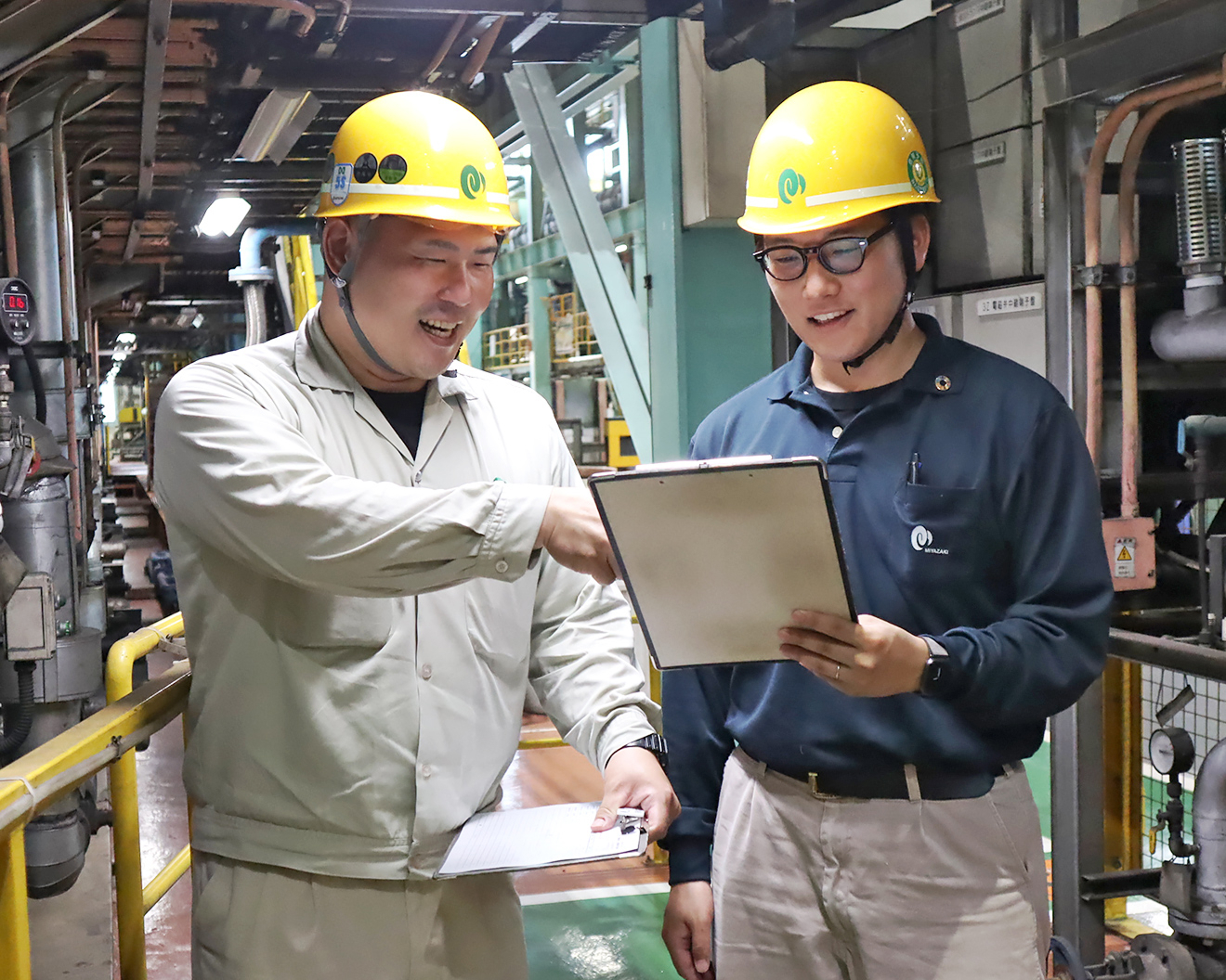 仕事仲間で相談している写真