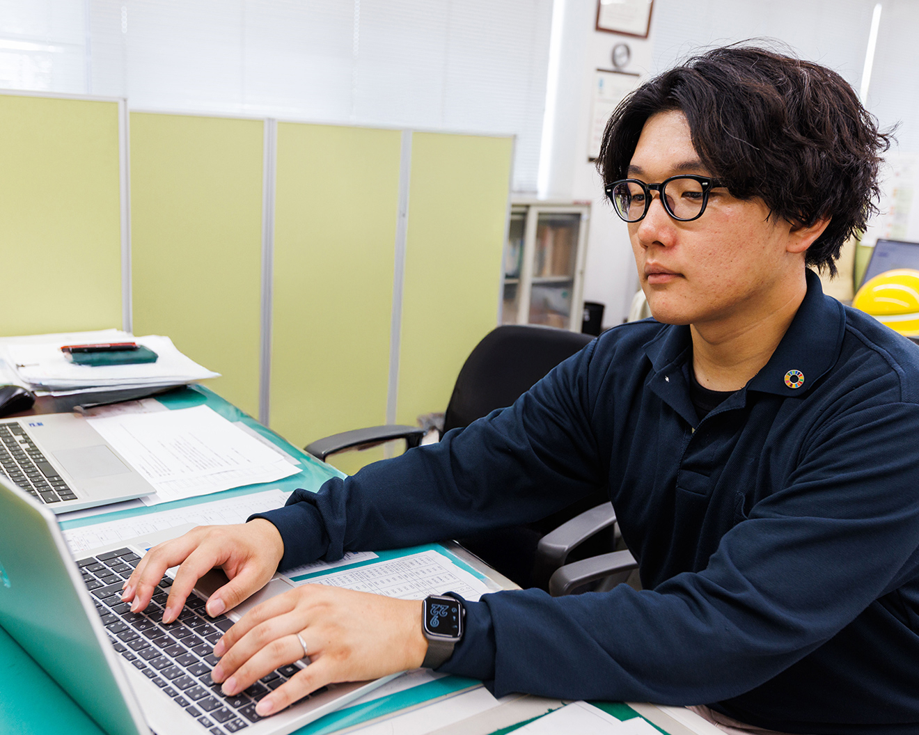 仕事仲間で相談している写真