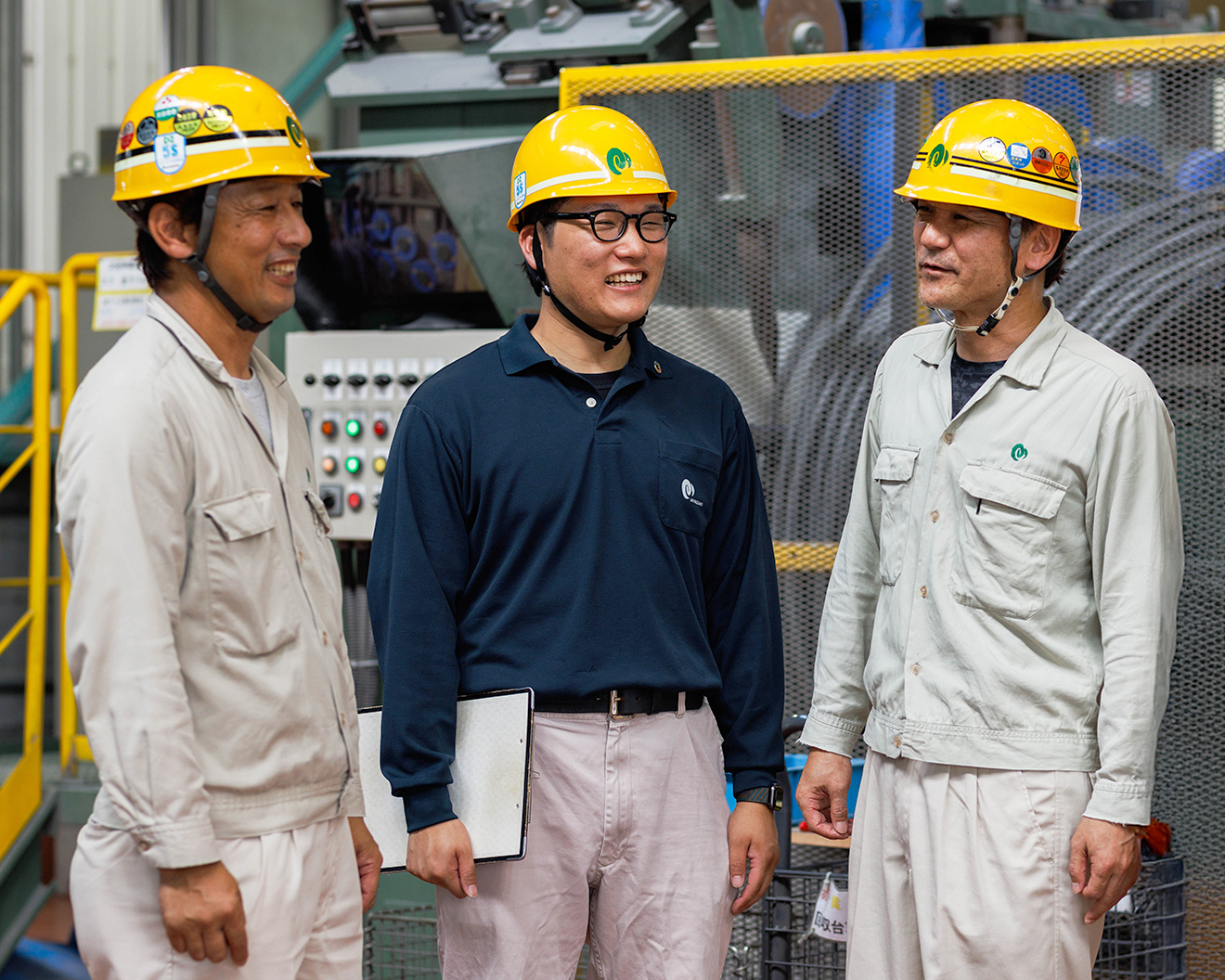 仕事仲間と話し合っている写真