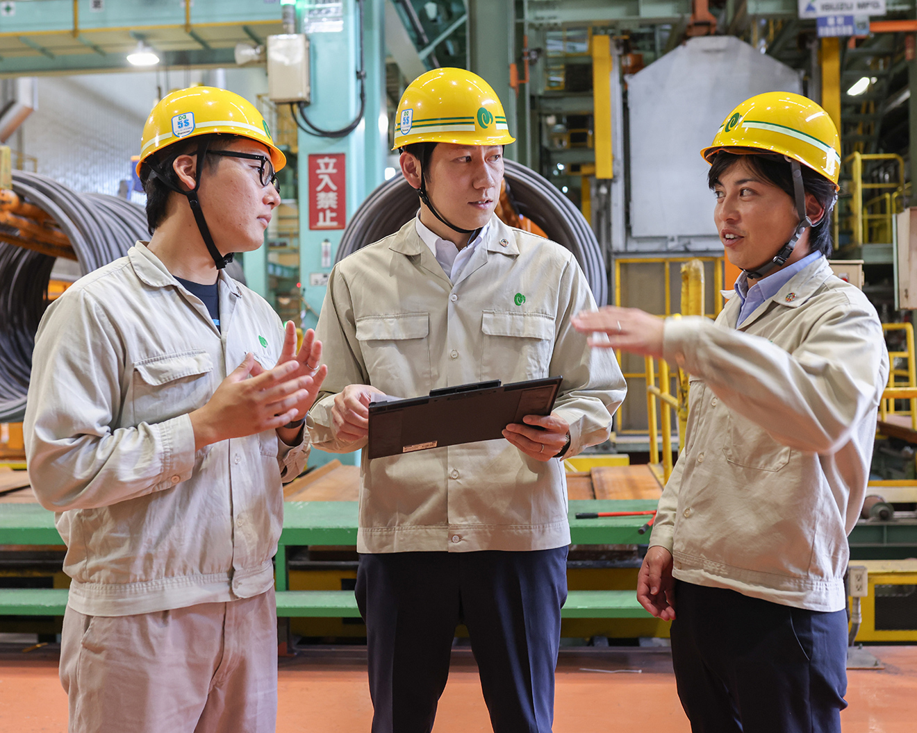 仕事仲間で相談している写真