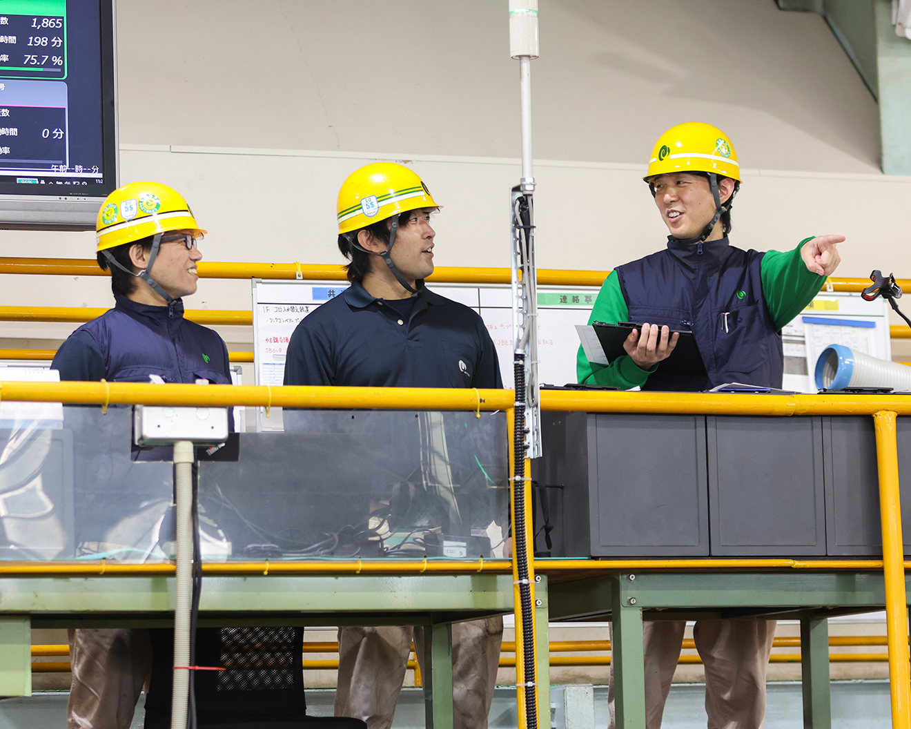 後輩に指導をしている写真