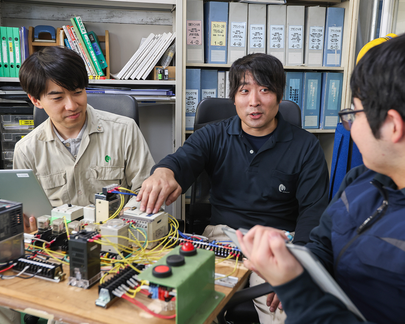 仕事仲間と話し合っている写真